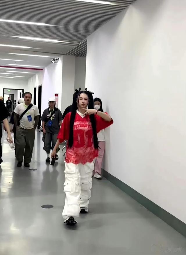 张雨绮录制新节目蕾丝球衣叠穿搭配双马尾造型，运动少女又美又飒