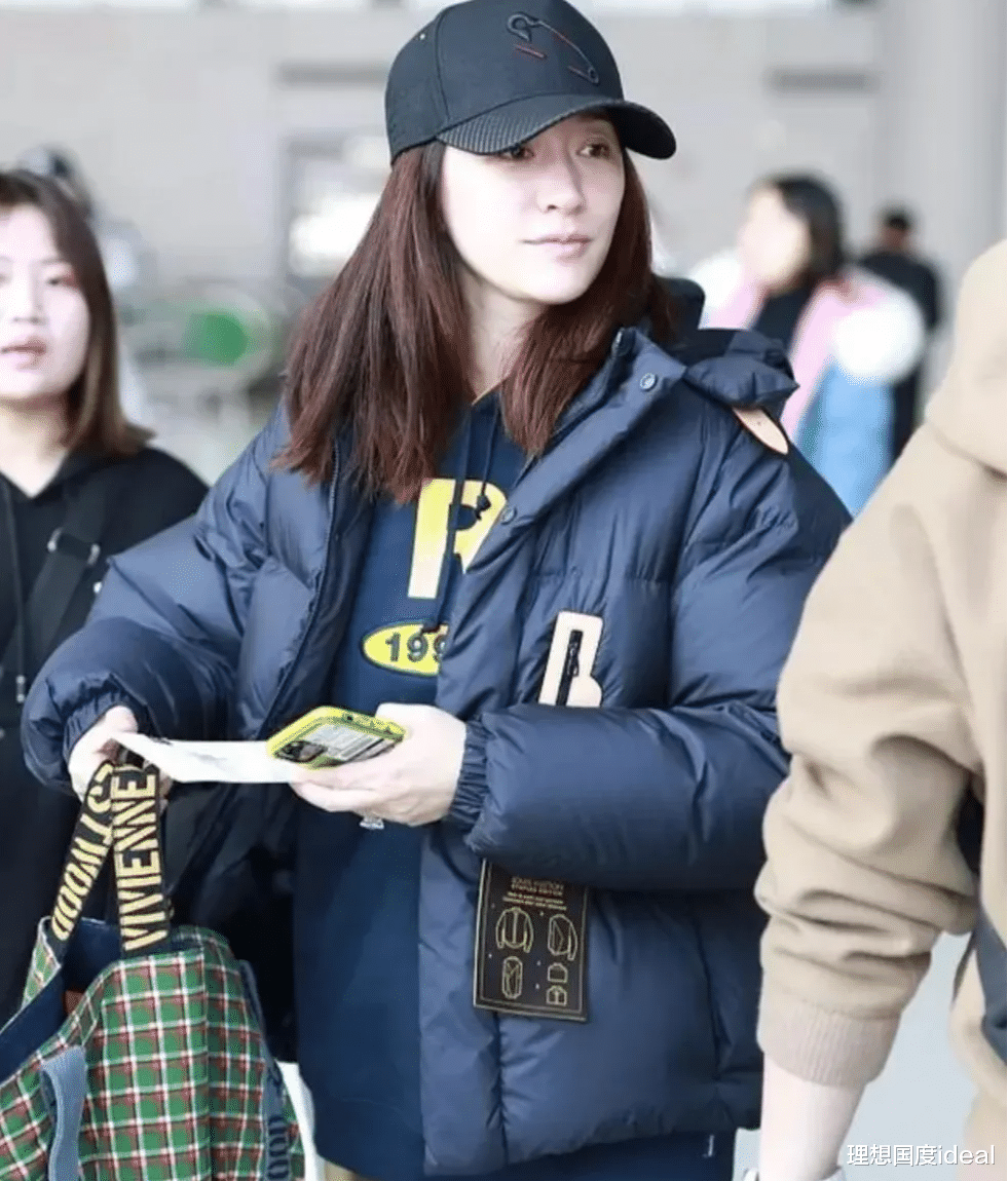 48岁李小冉机场被偶遇,穿两万羽绒服配补丁裤时髦又洋气,素颜出镜嫩似少女!