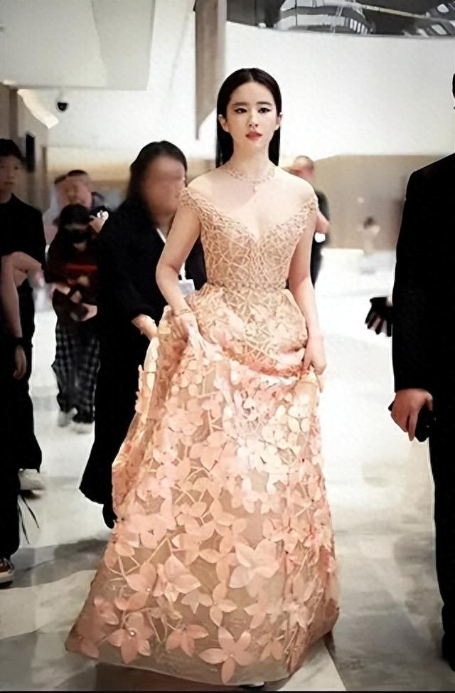 万茜自曝上学时没人追,看了她的校服照后,网友:这谁敢追啊!