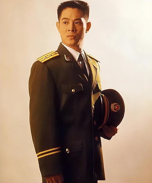 油头粉面就不要演军人了!这10位男星告诉你,什么才叫“真硬汉”