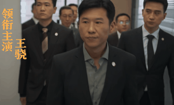 有种“妩媚”叫隆妮带眼镜,一眼万年千娇百媚,简直是媚到骨子里