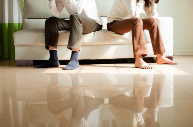 90后夫妻已经彻底撑不下去了，“缺钱”正在榨干中国下一代