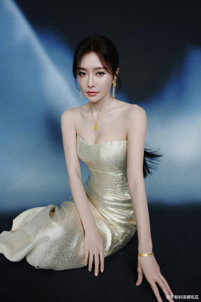 45岁秦岚凹凸身材尽显“蚂蚁腰”,网友:果真“岁月从不败美人”