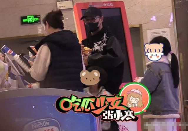 汪峰一拖二牵手子女看电影，醒醒个子暴风抽高，森林北避嫌未陪同