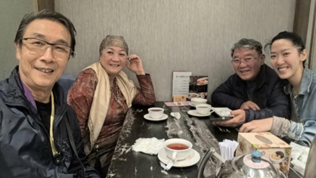 李立群携妻女过境香港，74岁刘松仁请客吃饭，感慨老友相逢是乐事