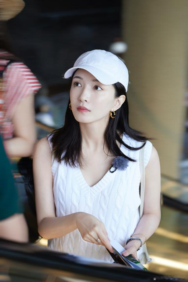 |花儿与少年新篇章：江疏影的大鸟拍照挑战，笑容背后的真实情感