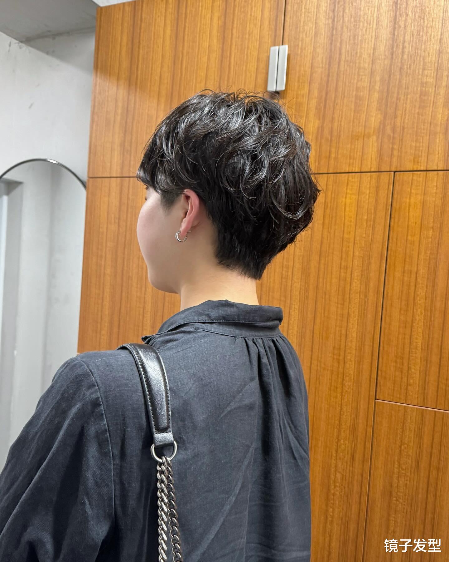 女士短发别乱整,蓬松烫刚刚好,不夸张很时尚