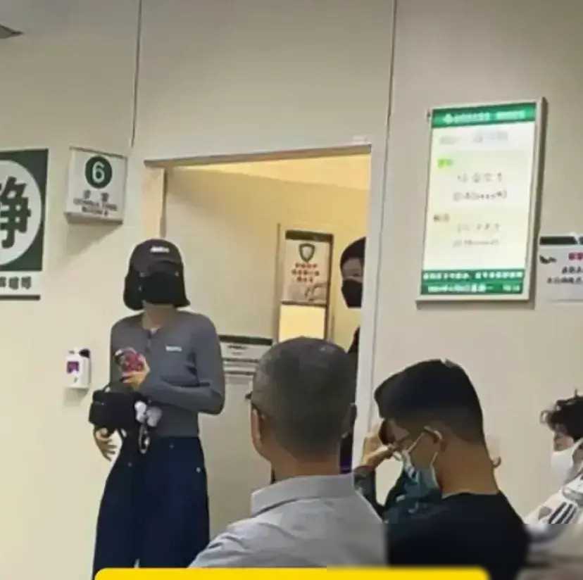 明星看病不容易,秦岚在北京协和医院被偷拍,穿灰色上衣身材纤瘦