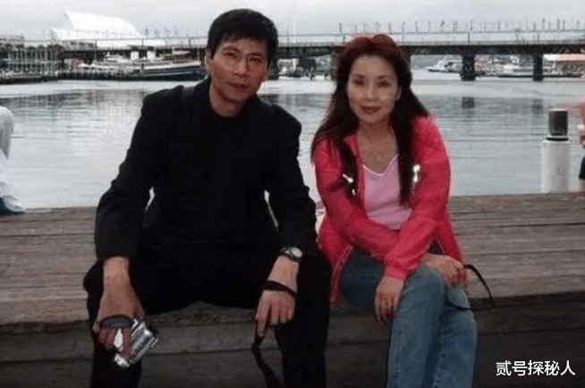 他在圈中不温不火36年,妻子却凭一首歌爆红35年,今成春晚常客