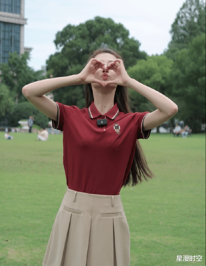 入职东方卫视后,冯琳再回母校参加拍摄!扎高马尾穿酒红衣,美腻