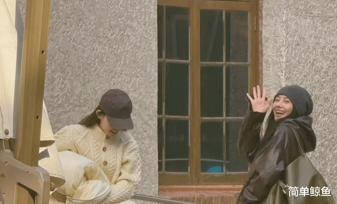 高圆圆和好友喝下午茶被偶遇,看到网友拍照 热情打招呼 笑容明媚