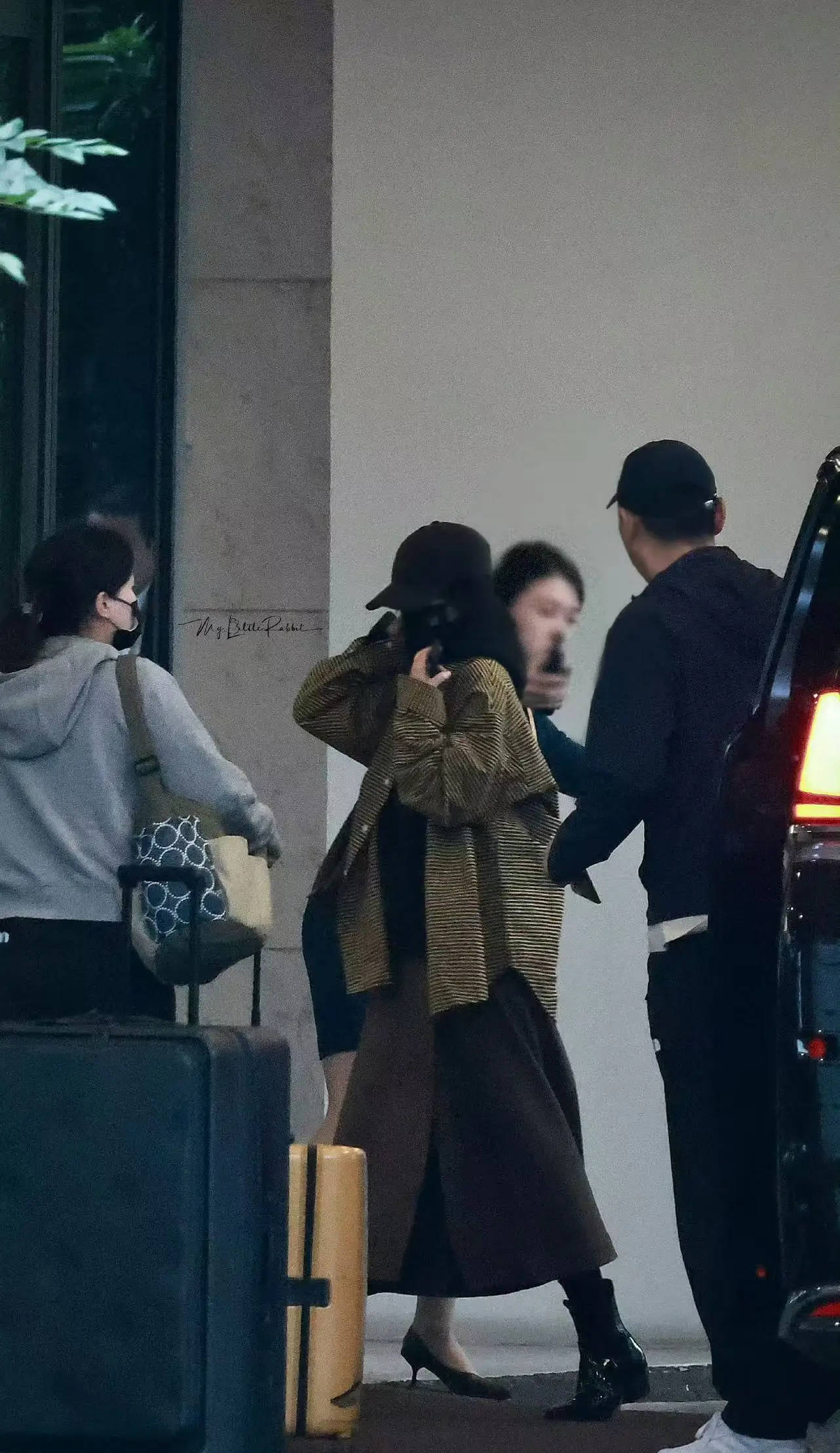 赵丽颖惊艳亮相长沙金鹰节,衬衫长裙诠释时尚,离婚后迎事业高峰