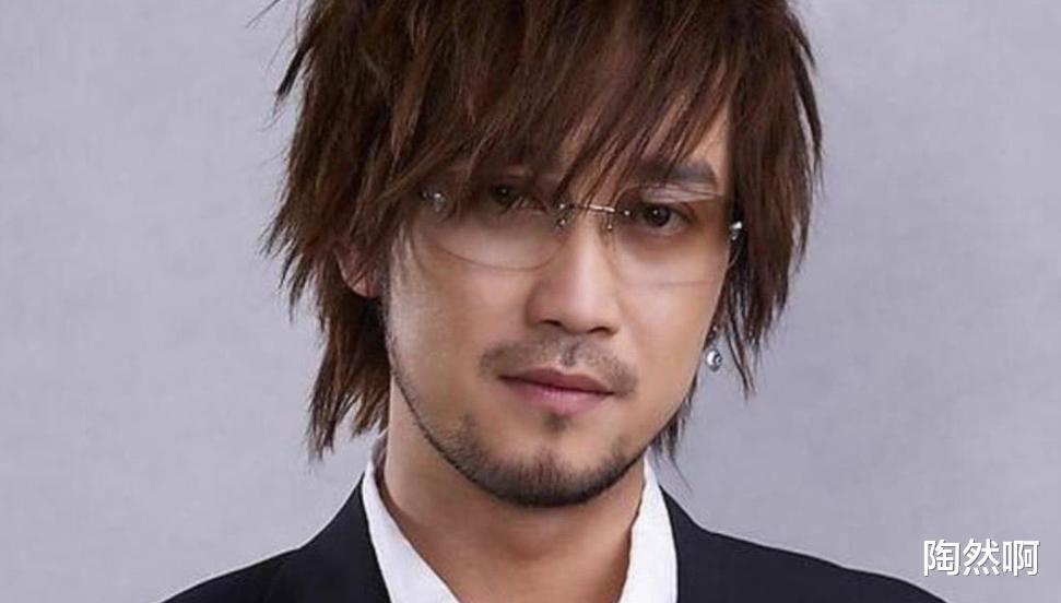 乐坛最大的笑话，一首代表作都没的歌手，却敢当评委自称乐坛的神！