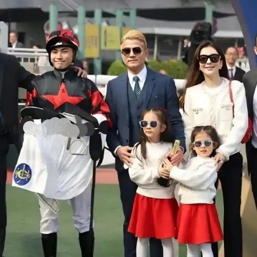郭富城元旦陪家人看赛马，爱驹夺冠心花怒放，小22岁娇妻美艳动人