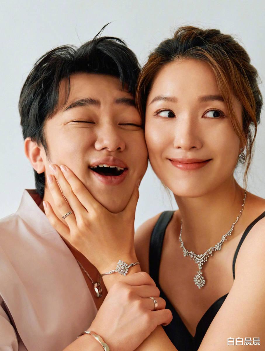 王祖蓝晒一家四口照,俩女儿五官长相都像爸,没继承妈妈美貌基因