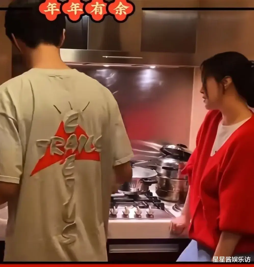 范冰冰姐弟做年夜饭,20岁范丞丞短袖上阵认真帅气,范爷一旁指导超温馨!