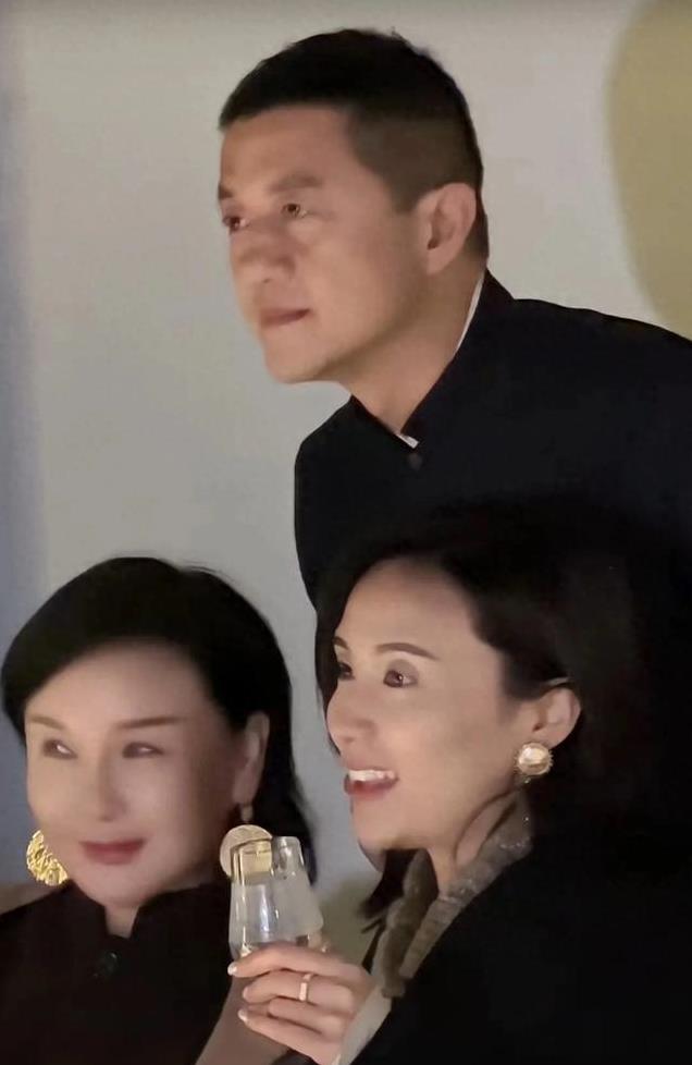 53岁李亚鹏带老婆聚会，躺其怀里像个老小孩，海哈金喜表现好宠溺