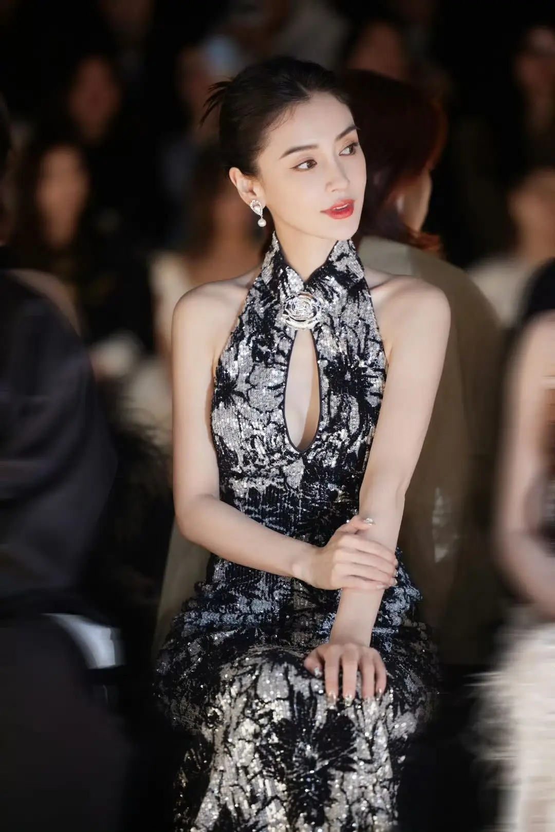 |杨颖频上热搜刷脸，坐杨超越旁被嘲降咖，首次缺席《奔跑吧》录制