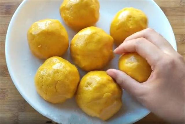 一碗玉米面，半个南瓜，筷子一搅，个个松软开花，15分钟搞定早餐