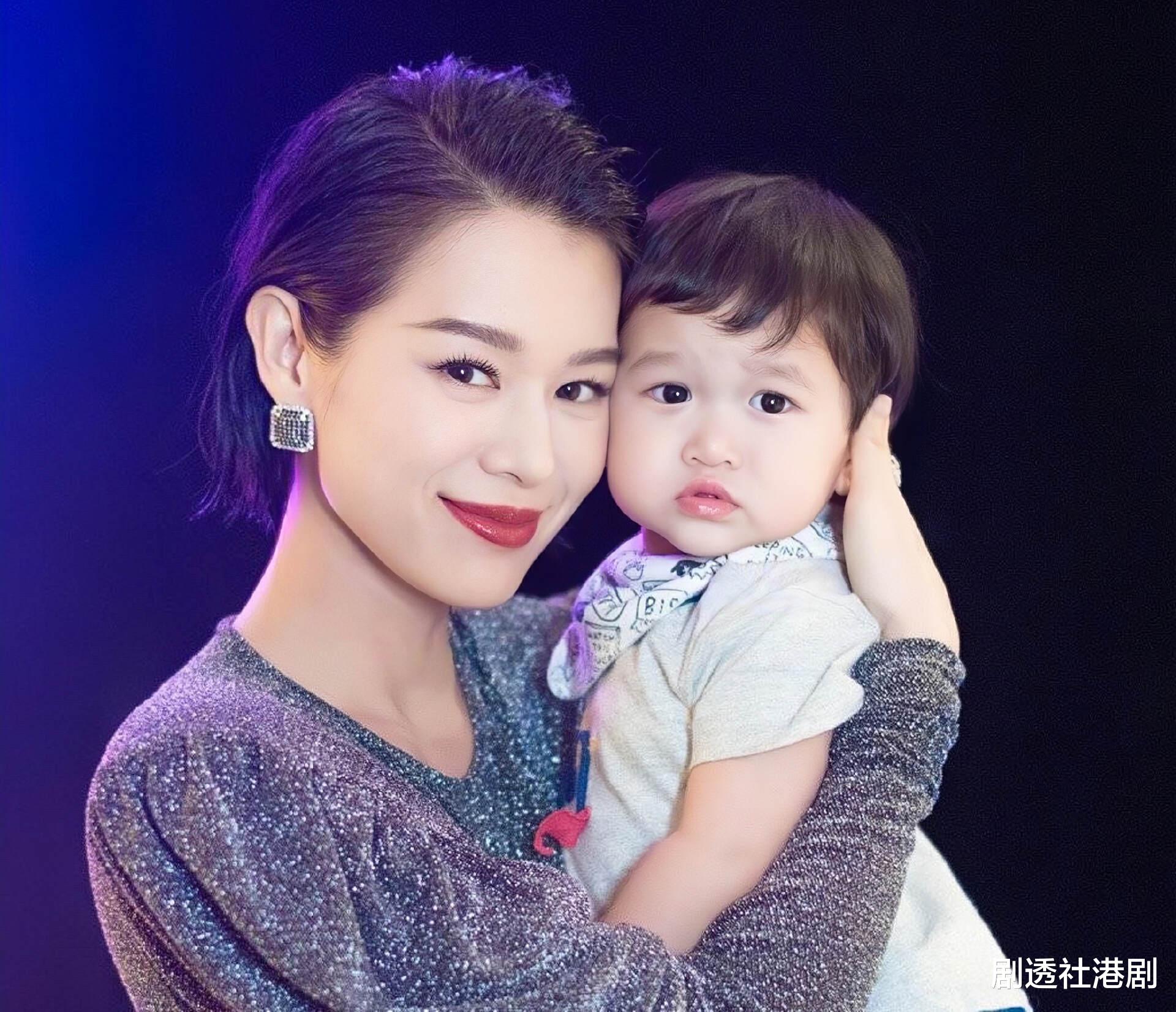 香港知名女星惹怀第四胎疑云,婚后连生三个儿子,网友:命中缺女