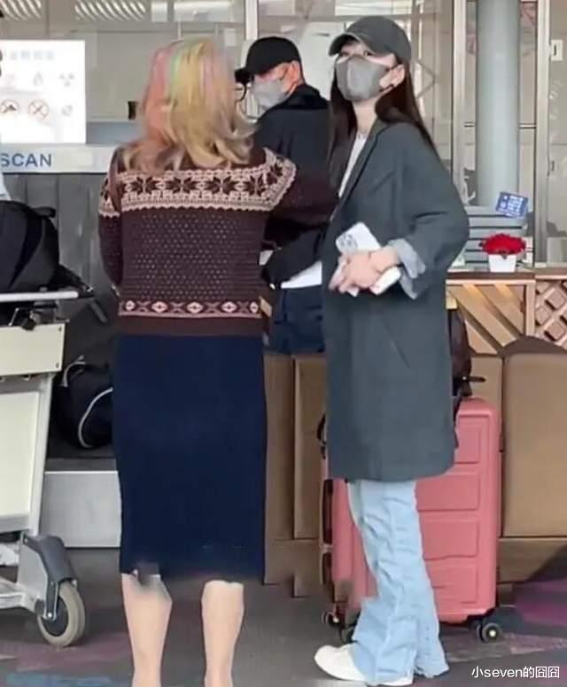 40岁文章真的落魄了！新女友亲密互动被拍，女友打包剩菜引热议