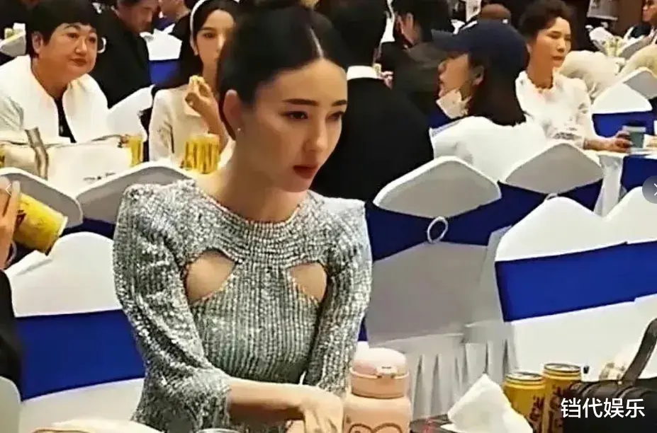 王丽坤这件礼服好前卫，前面两个“洞”让人汗颜，微胖的人不敢穿