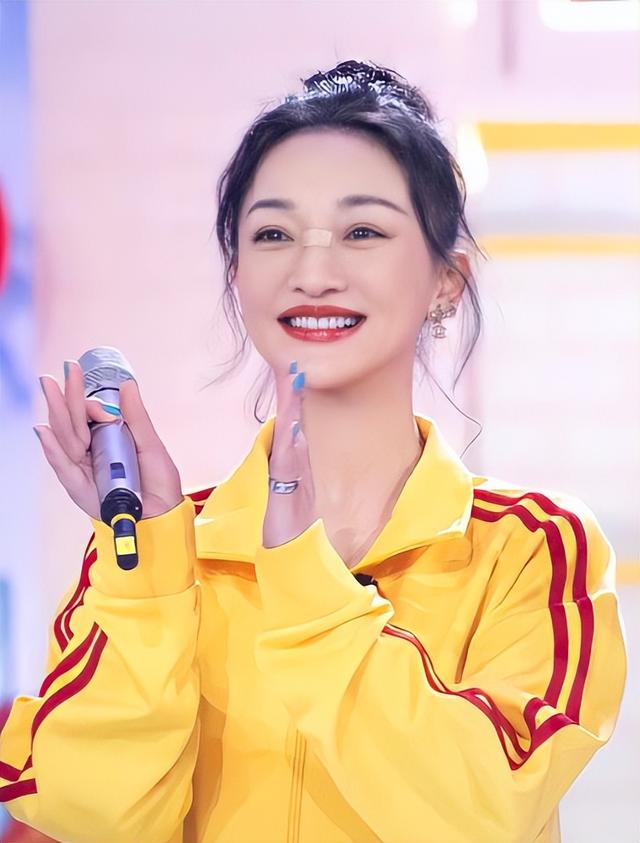 上海这一晚，被“又矮又土”的周迅惊艳，不穿暴露礼服却艳压群芳