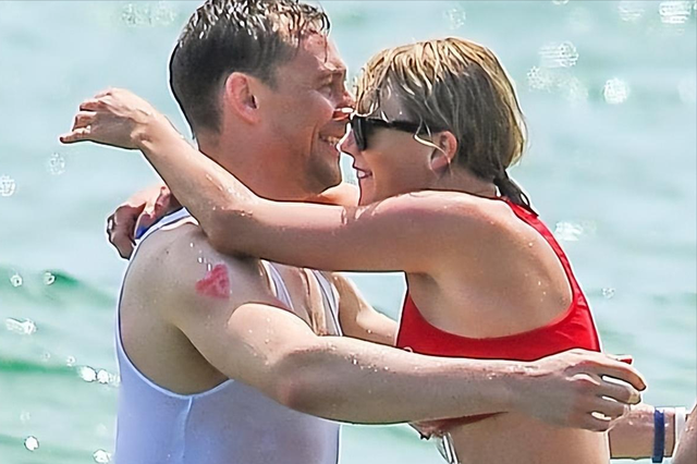 34岁霉霉海岛度假,与男友甜蜜互动,球迷想起抖森