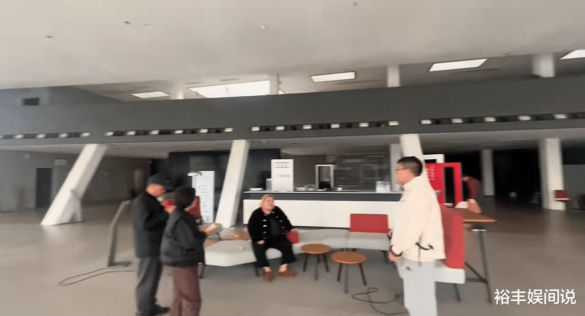 天津最大奥迪4S店倒闭后续！展车连夜被拉走，曝老板已经申请破产