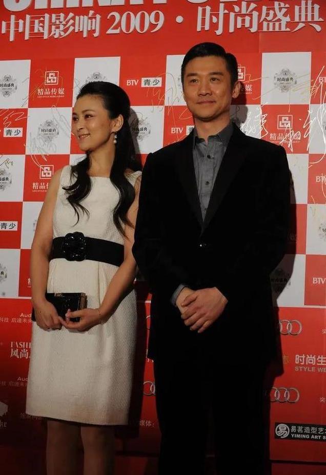 被前夫抛弃13年了，她又当爹又当妈把儿子拉扯大，今22岁气宇不凡