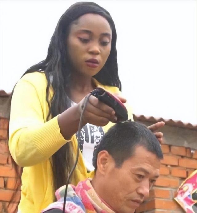 非洲姑娘嫁东北大叔，当上网红直播出轨，今带混血儿子回非洲生活