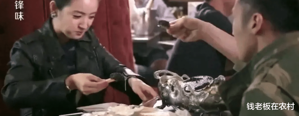 谢霆锋太有钱了,吃鱼子酱直接一大坨吃,一口要几百块钱吧