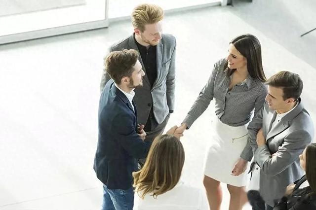 同事让你代他向领导请假，应该怎么处理？