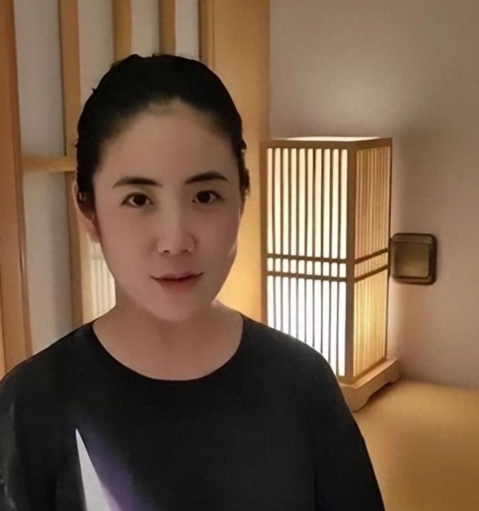 她因长得漂亮被赵本山相中,不愿接受潜规则遭雪藏,如今怎样了?