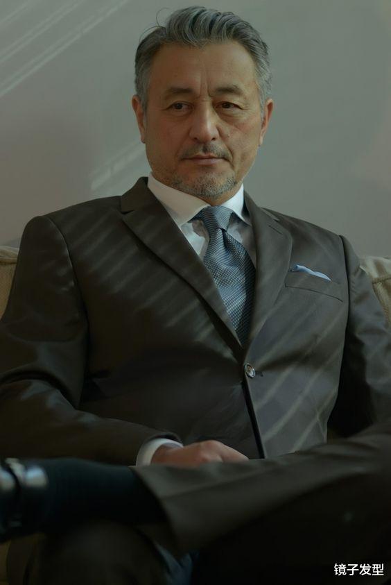50岁以上的男士，发型这样剪，花白头发也帅气