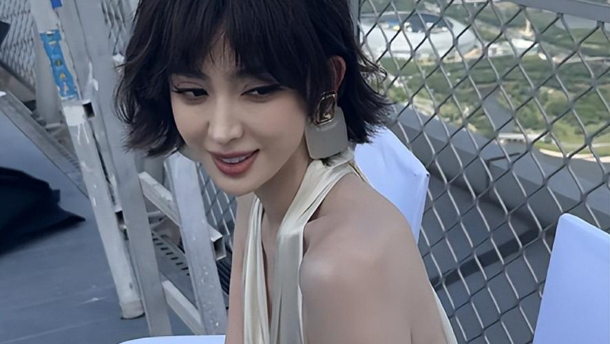 Vogue盛典上古力娜扎近照曝光，瘦成“皮包骨”  引热议，被吐槽不好看