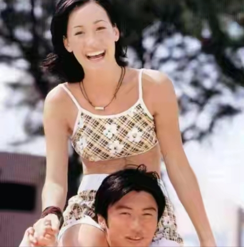 事实证明，被称为“全香港梦中情人”的李美琪，已走上了另一条路