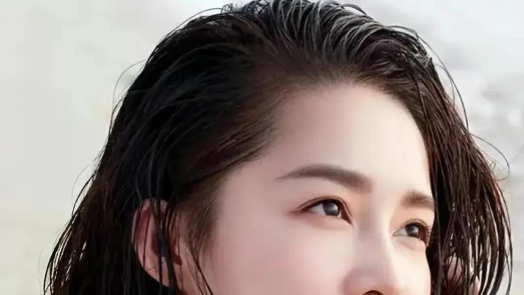 夏日里的迷人风景，李沁镂空上衣+性感短裤，美艳不可方物