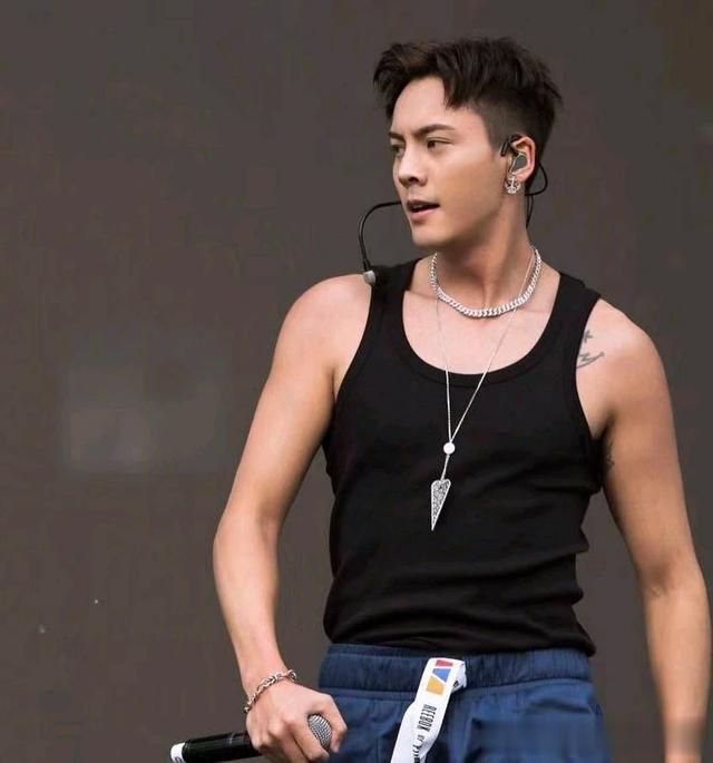 来看看两位型男男演员，行走的荷尔蒙男人味十足，演技精湛。