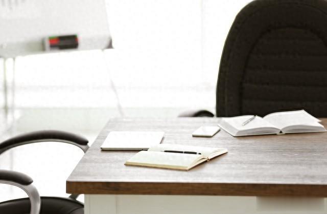 “不愿意就这样悄然离去”:退休老员工最后的办公室日记揭秘!