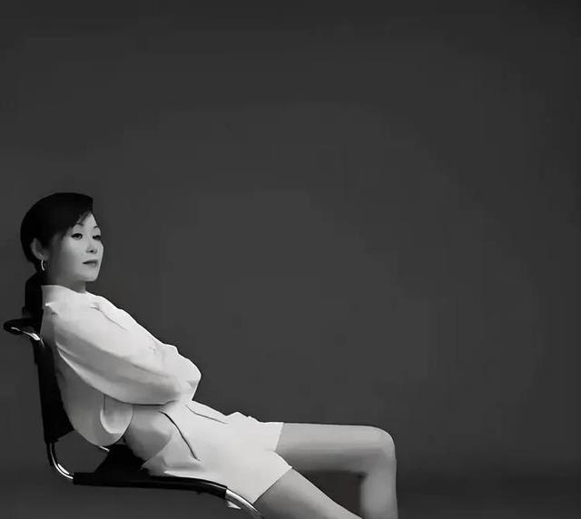 香港演员万绮雯颜值大变样,嘴边痣消失无踪,岁月痕迹引网友唏嘘!