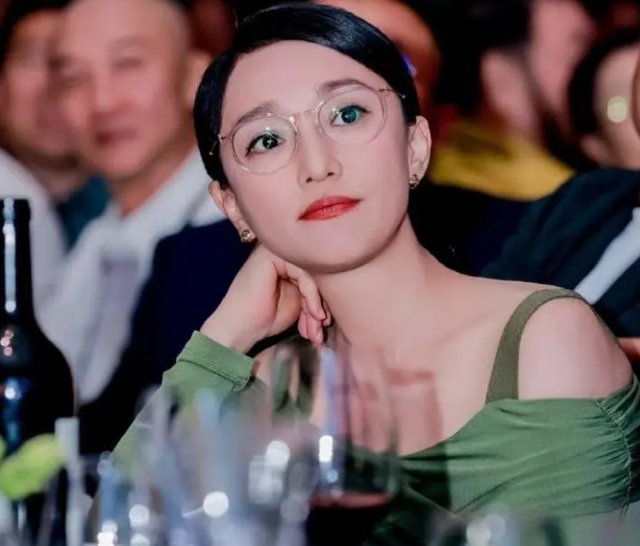 周迅“又矮又瘦”算大美女吗？看到她和47岁陈数同台，你就有答案