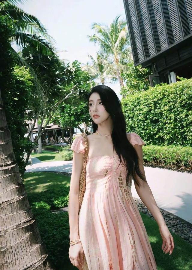 贾青那迷离的眼神非常吸引人