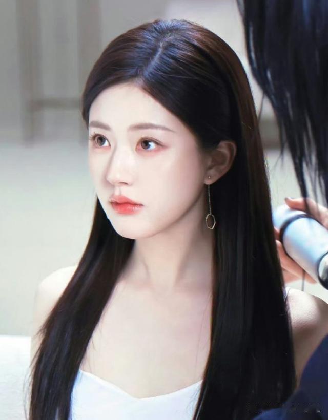 赵露思直发深v,被赞“撞脸刘亦菲”!网友喊话:接班刘亦菲吧!