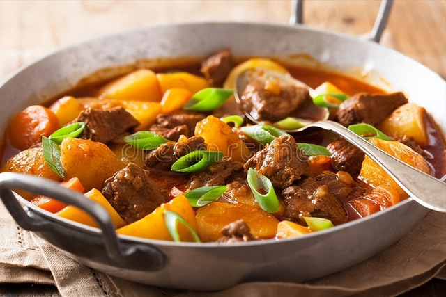 炖牛肉，嚼不烂还塞牙？可别再焯水了，记住这3点，炖出来特软烂