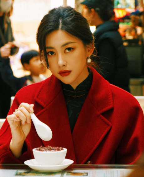 朱珠港风写真出镜, 卷发披肩,女人味十足!