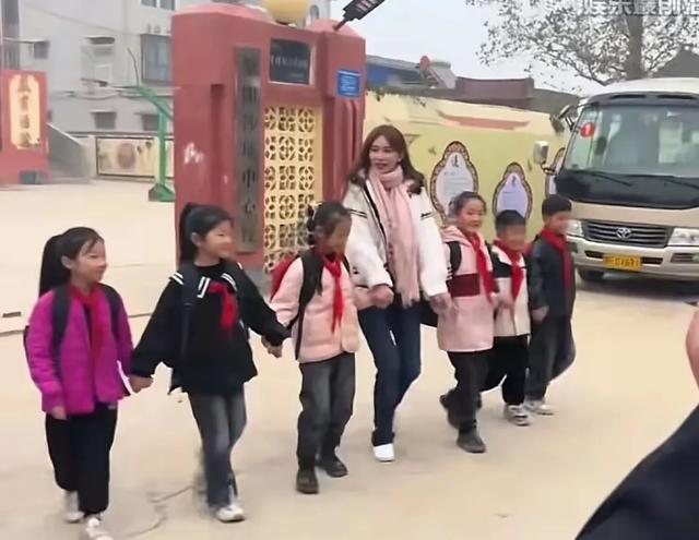 林志玲现身河南浚县!穿牛仔裤,身材真实很一般,为小学捐款60w