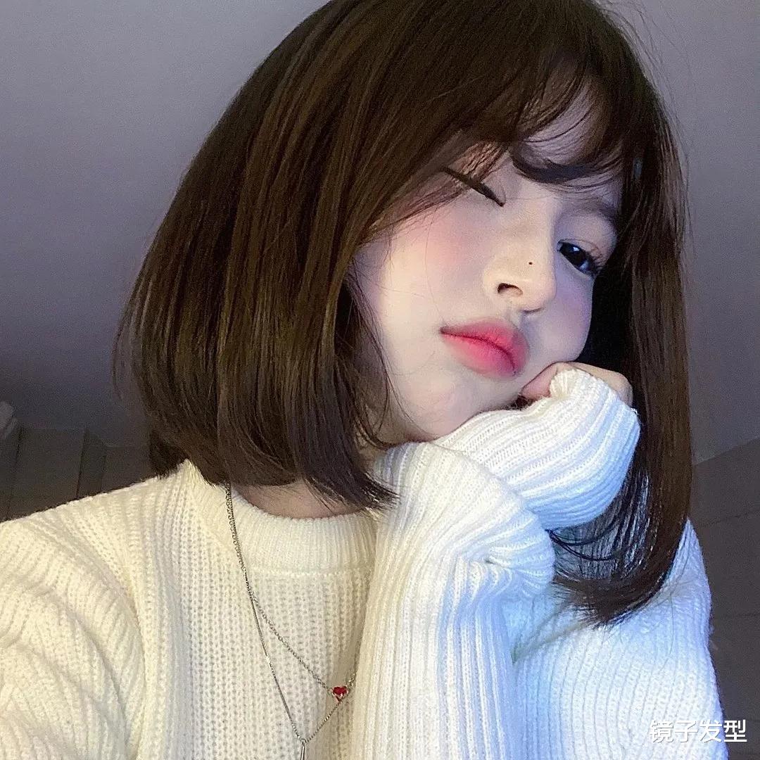 内扣短发发型,显年轻好打理,看着真时尚