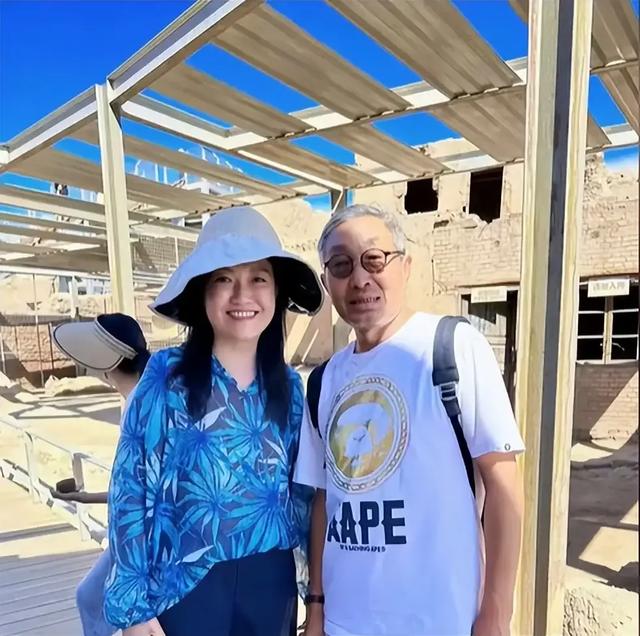 67岁杜源戴名表滑沙,住2000元酒店,翘二郎腿品茶闲聊超像老干部