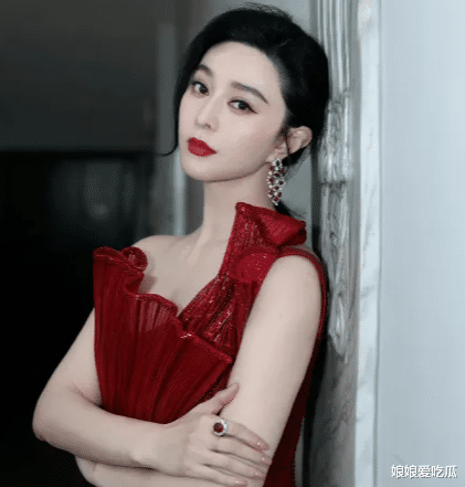 43岁范冰冰在海外彻底放开，金礼服搭吊带裙秀蜜桃身材，气场全开成“沙漠女王”